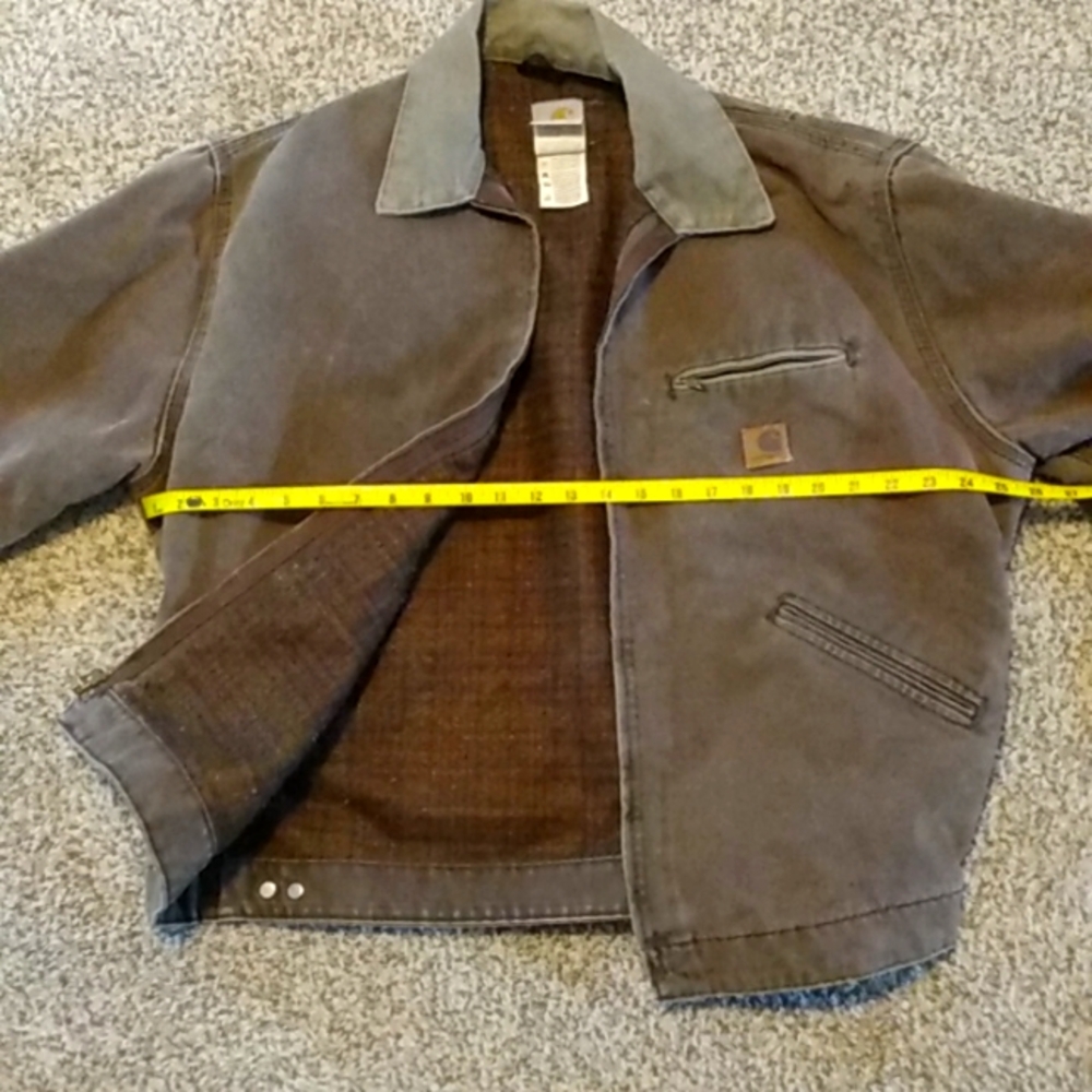 Large tan Carhartt j97 men's jacket